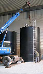 Aufstellen von 50m³ Abwassertanks in einer Halle